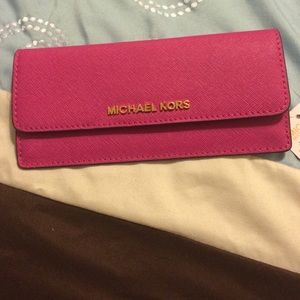 Mixhael Kors fushia flat wallet